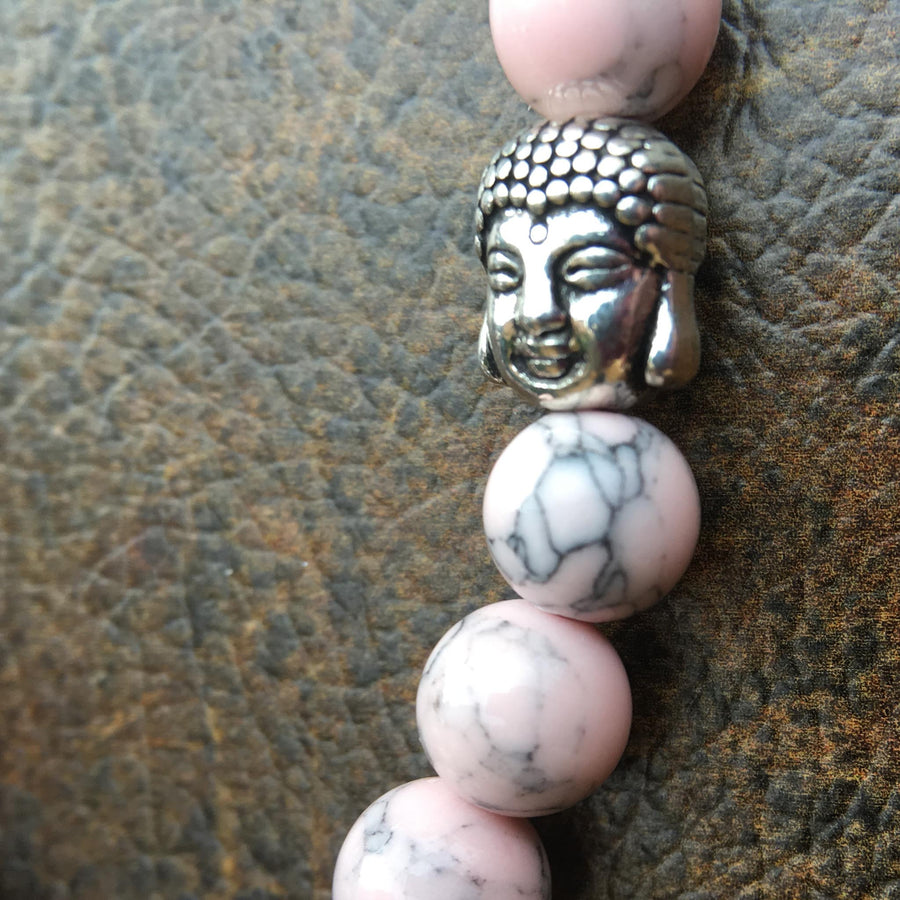 Mala de 21 cuentas de howlita rosa de 8mm con cabeza de Buda y Guru Bead Plateada - NALANDA | Tu motor de búsqueda interna