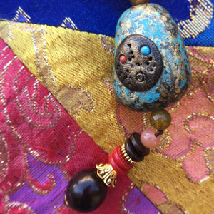 Collar estilo tibetano de madera con dije ovalado con rostro de Buda - NALANDA | Tu motor de búsqueda interna