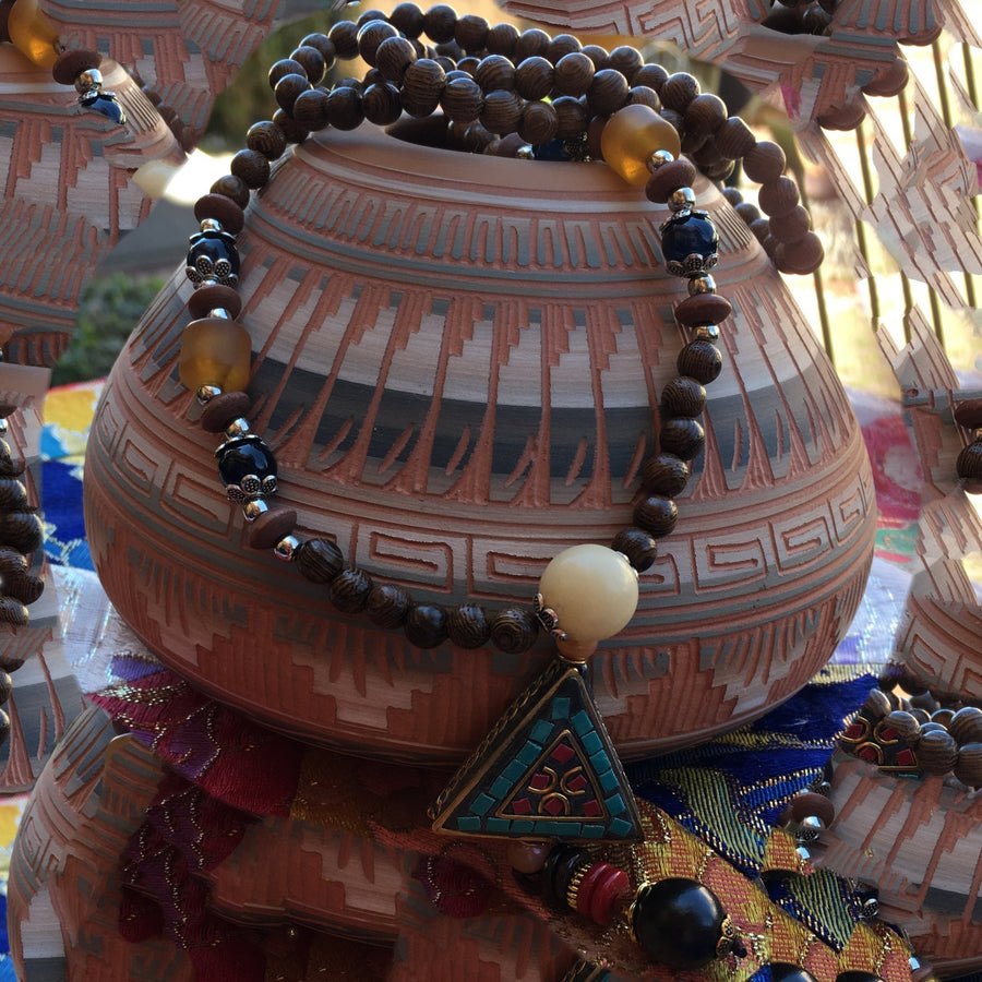 Collar estilo tibetano de madera con dije de cobre triangular - NALANDA | Tu motor de búsqueda interna