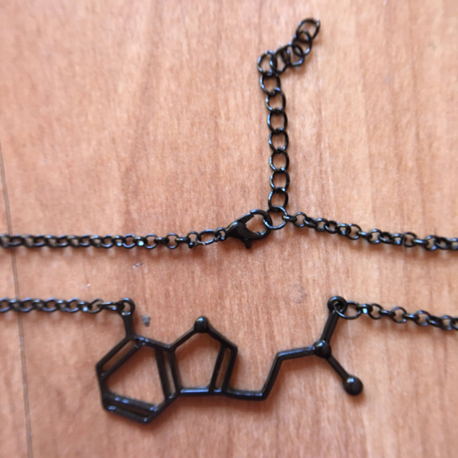 Dije molécula DMT con cadena - NALANDA | Tu motor de búsqueda interna