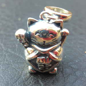 Dije de plata del gato de la suerte japonés MANEKI NEKO - NALANDA | Tu motor de búsqueda interna