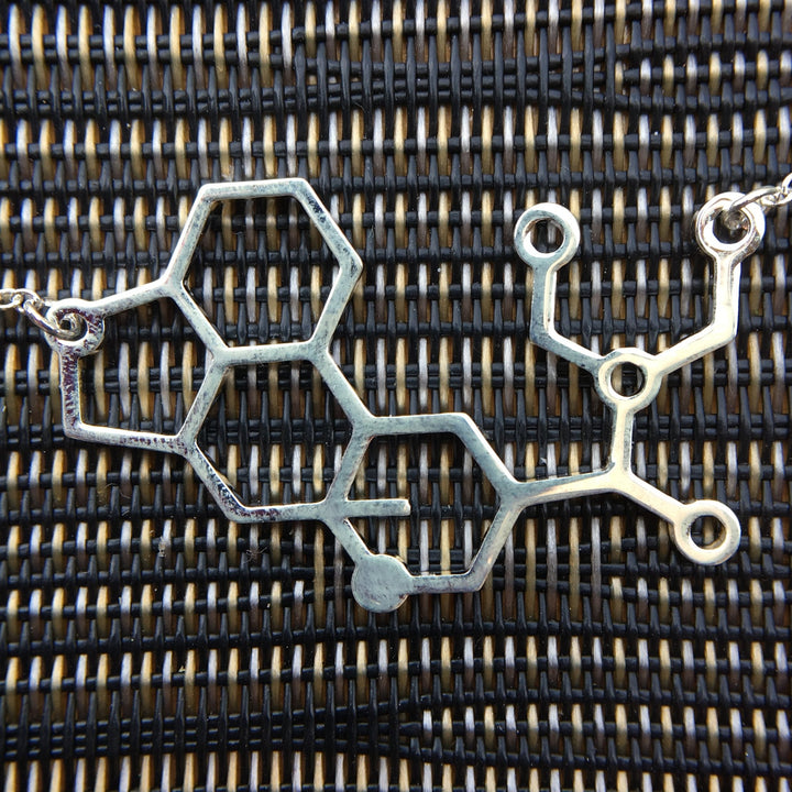 Collar molécula LSD plateada - NALANDA | Tu motor de búsqueda interna