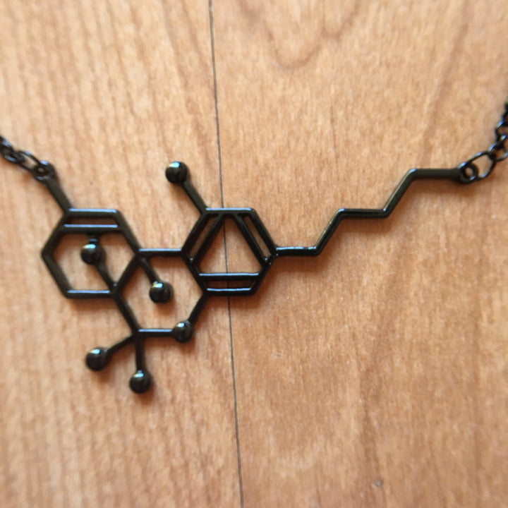 Dije molécula THC con cadena - NALANDA | Tu motor de búsqueda interna