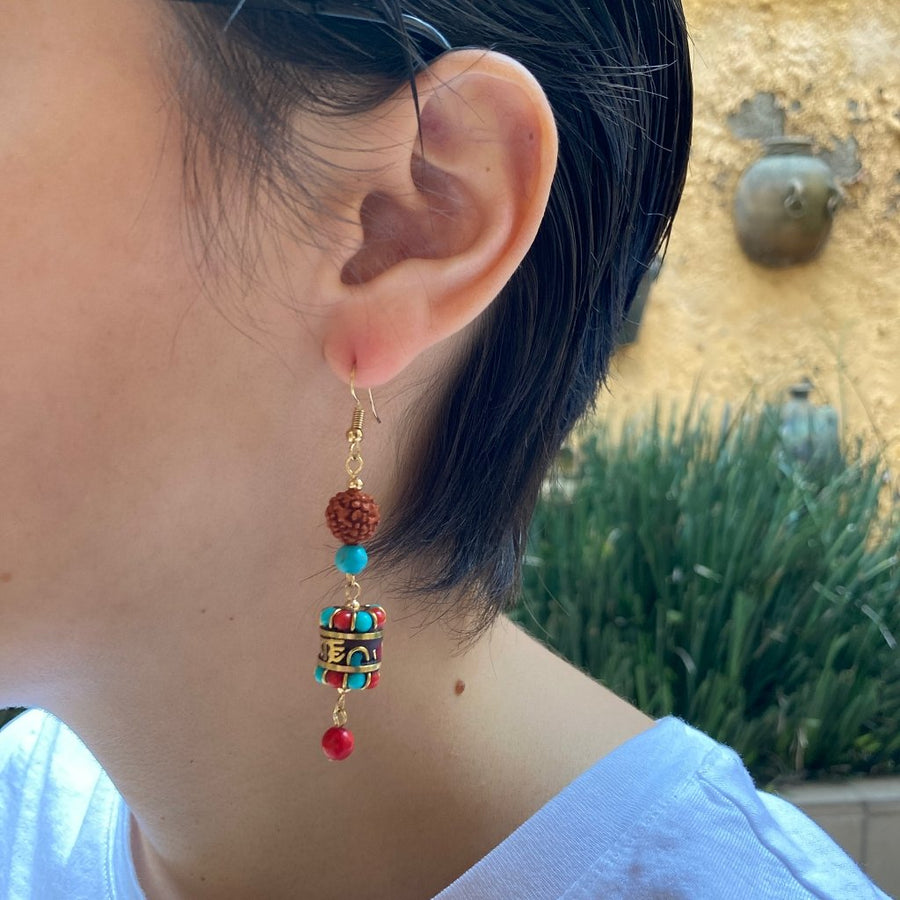 Aretes estilo tibetano con dije cilíndrico, semilla de rudraksha