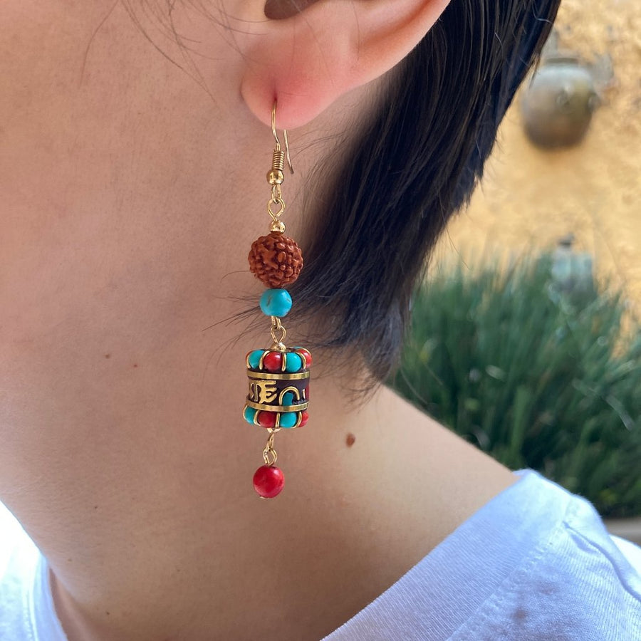 Aretes estilo tibetano con dije cilíndrico, semilla de rudraksha