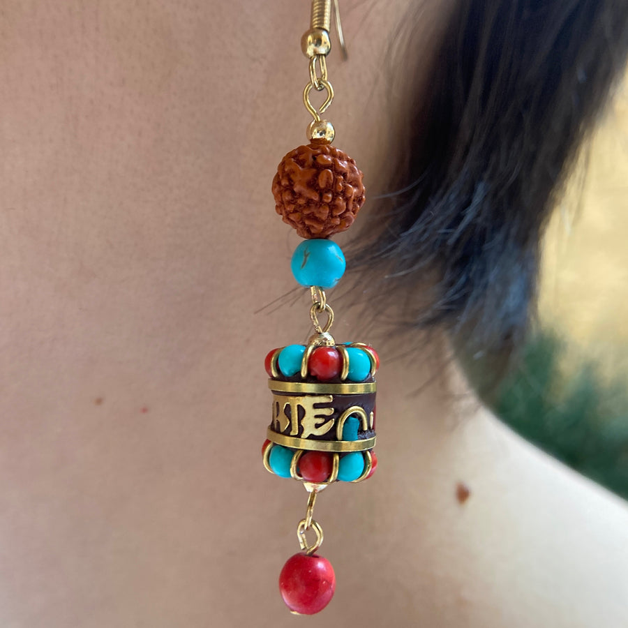 Aretes estilo tibetano con dije cilíndrico, semilla de rudraksha