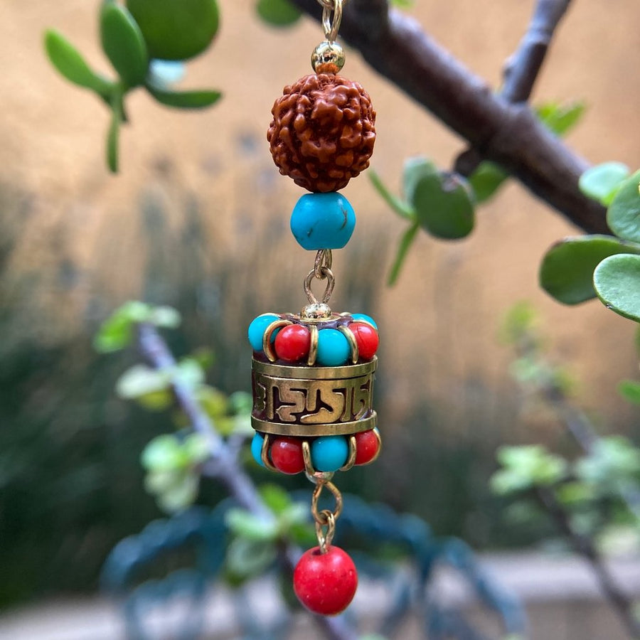 Aretes estilo tibetano con dije cilíndrico, semilla de rudraksha