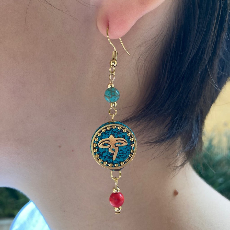 Aretes estilo tibetano con dije de tambor con ojos de Buda