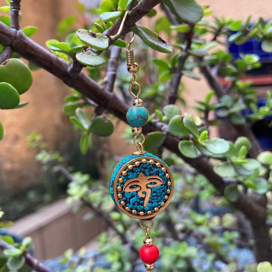 Aretes estilo tibetano con dije de tambor con ojos de Buda