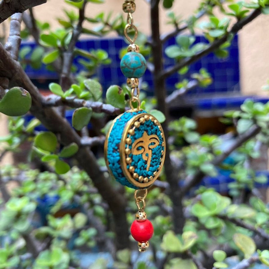 Aretes estilo tibetano con dije de tambor con ojos de Buda