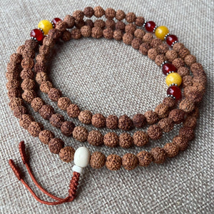 Mala de 108 cuentas de rudraksha de 8 mm con separadores y Guru Bead de diferentes materiales.