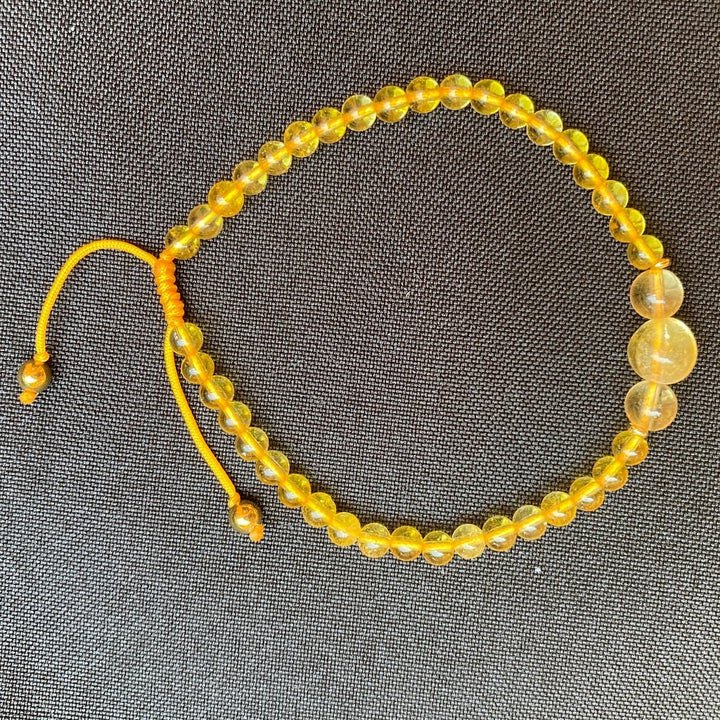 Pulsera de cuarzo citrino con cuentas de diferentes tamaños con remates metálicos dorados, ajustable