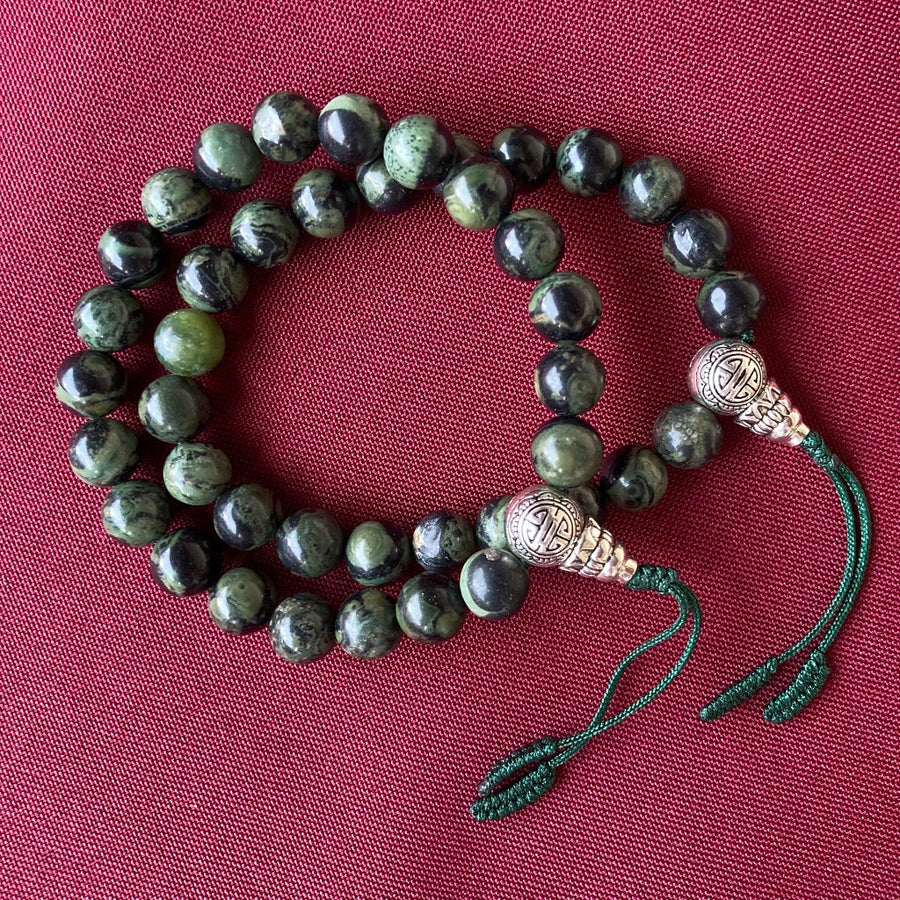 Mala de 21 cuentas de Jade Guatemalteco de 8mm con Guru Bead plateada, ajustable