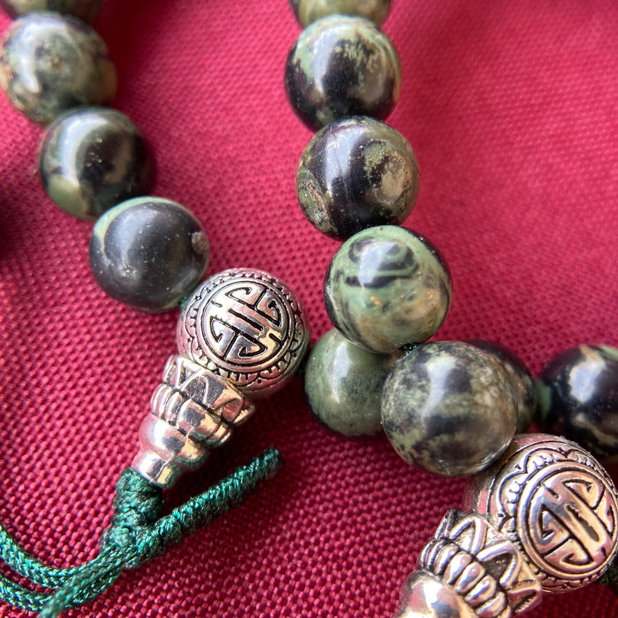 Mala de 21 cuentas de Jade Guatemalteco de 8mm con Guru Bead plateada, ajustable