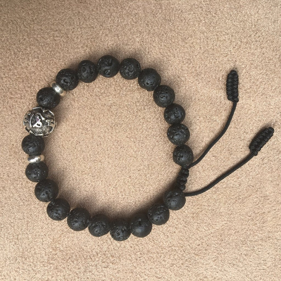 Pulsera de piedra volcánica de 8mm con cuenta de 12 mm de latón plateado con mantra