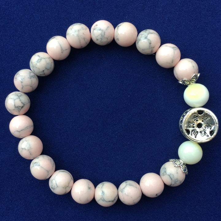 Pulsera de 21 cuentas de howlita rosa y diversas piedras de 8mm, separadores y dijes - NALANDA | Tu motor de búsqueda interna