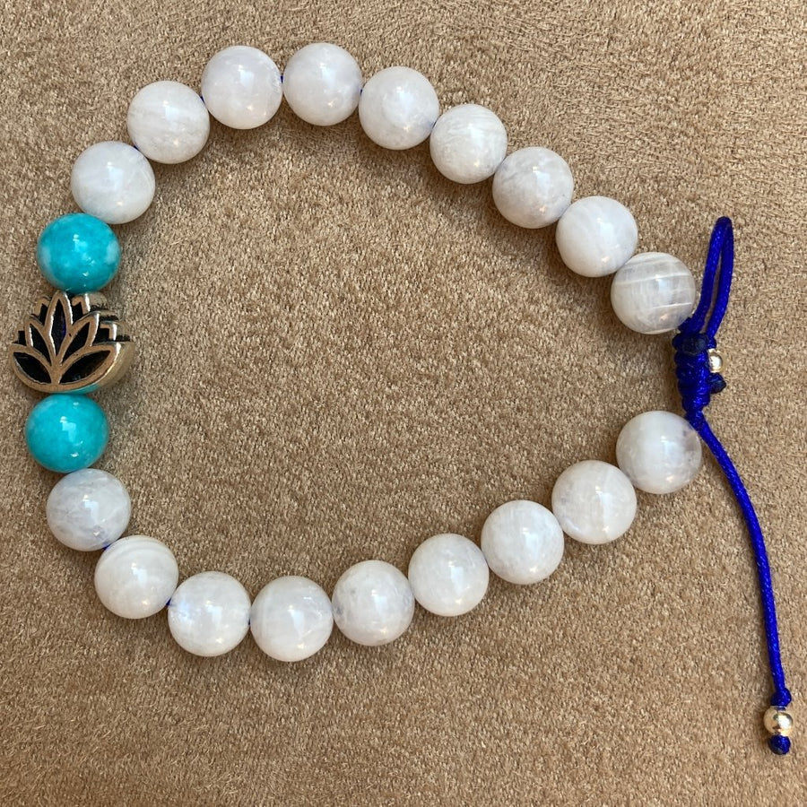 Pulsera De Piedra Luna Con Dije Y Detalle De Cuentas En Contraste