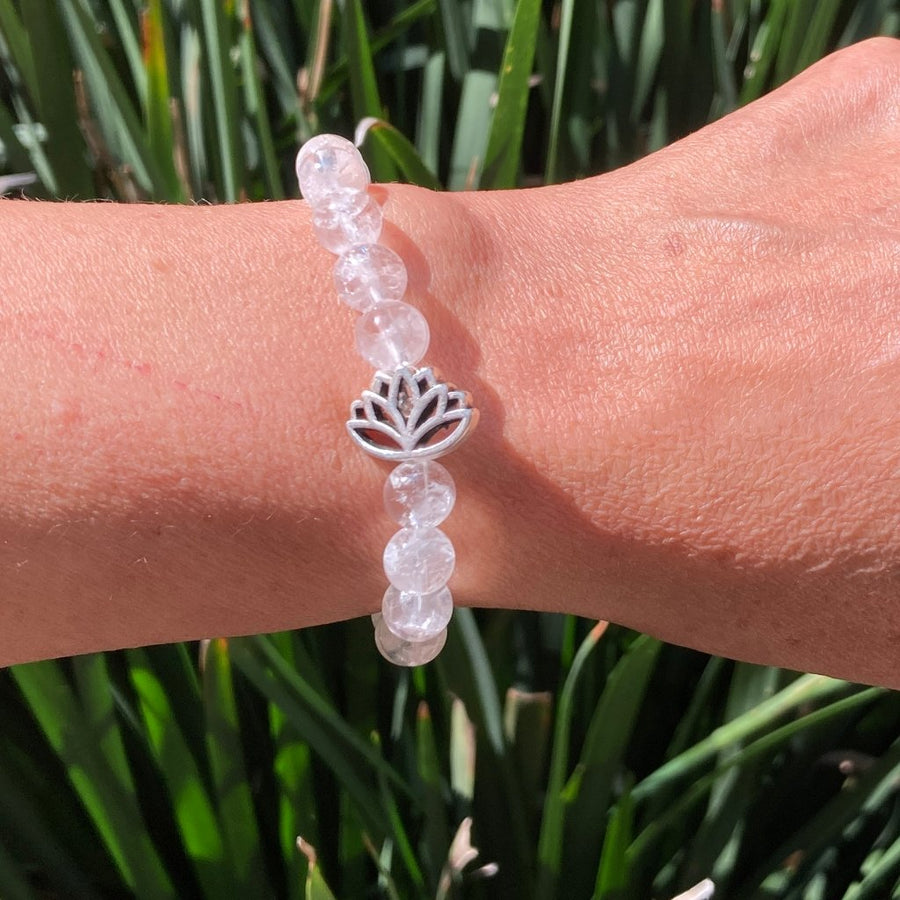 Pulsera De Cuarzo Transparente Con Dije de Flor de Loto o Nudo Infinito